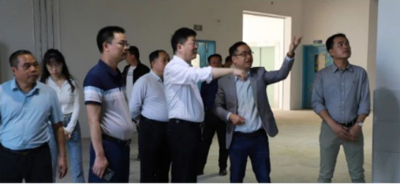 防城港市副市长许伟带队深入医学试验区开展节后复工复产生产督导检查(图1)